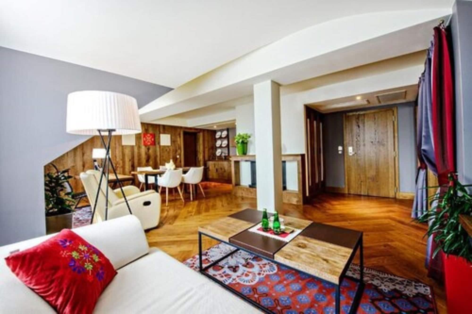 Hotel Bristol Tradition And Luxury Rzeszow Bagian luar foto A suite at the hotel