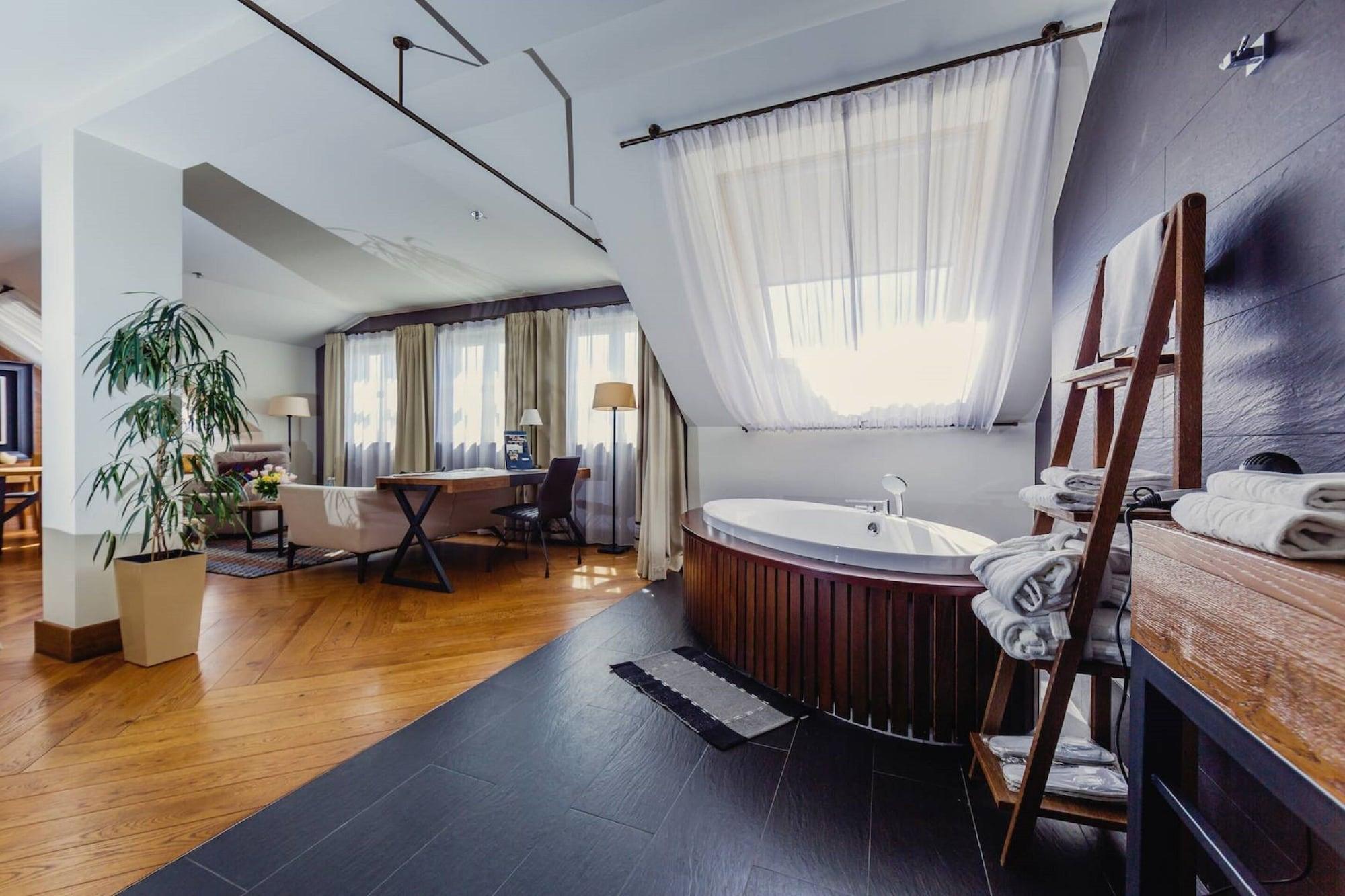 Hotel Bristol Tradition And Luxury Rzeszow Bagian luar foto A bathroom in a hotel