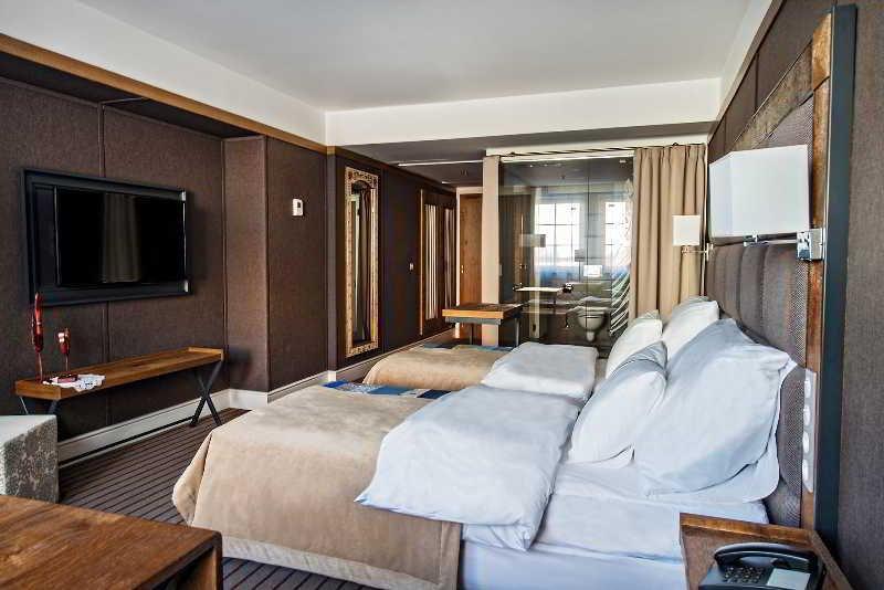 Hotel Bristol Tradition And Luxury Rzeszow Bagian luar foto A room at the hotel