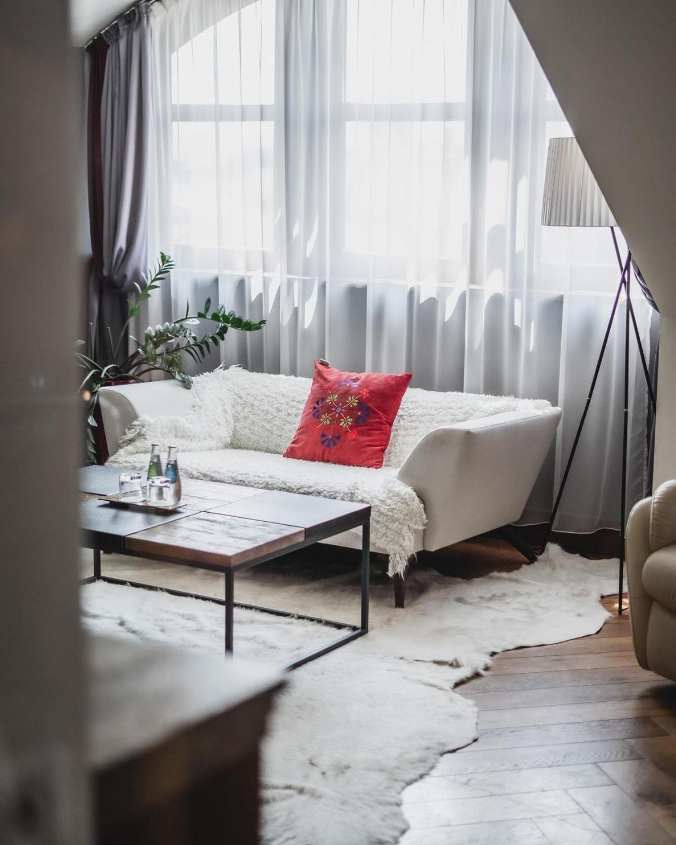 Hotel Bristol Tradition And Luxury Rzeszow Bagian luar foto A living room with a sofa