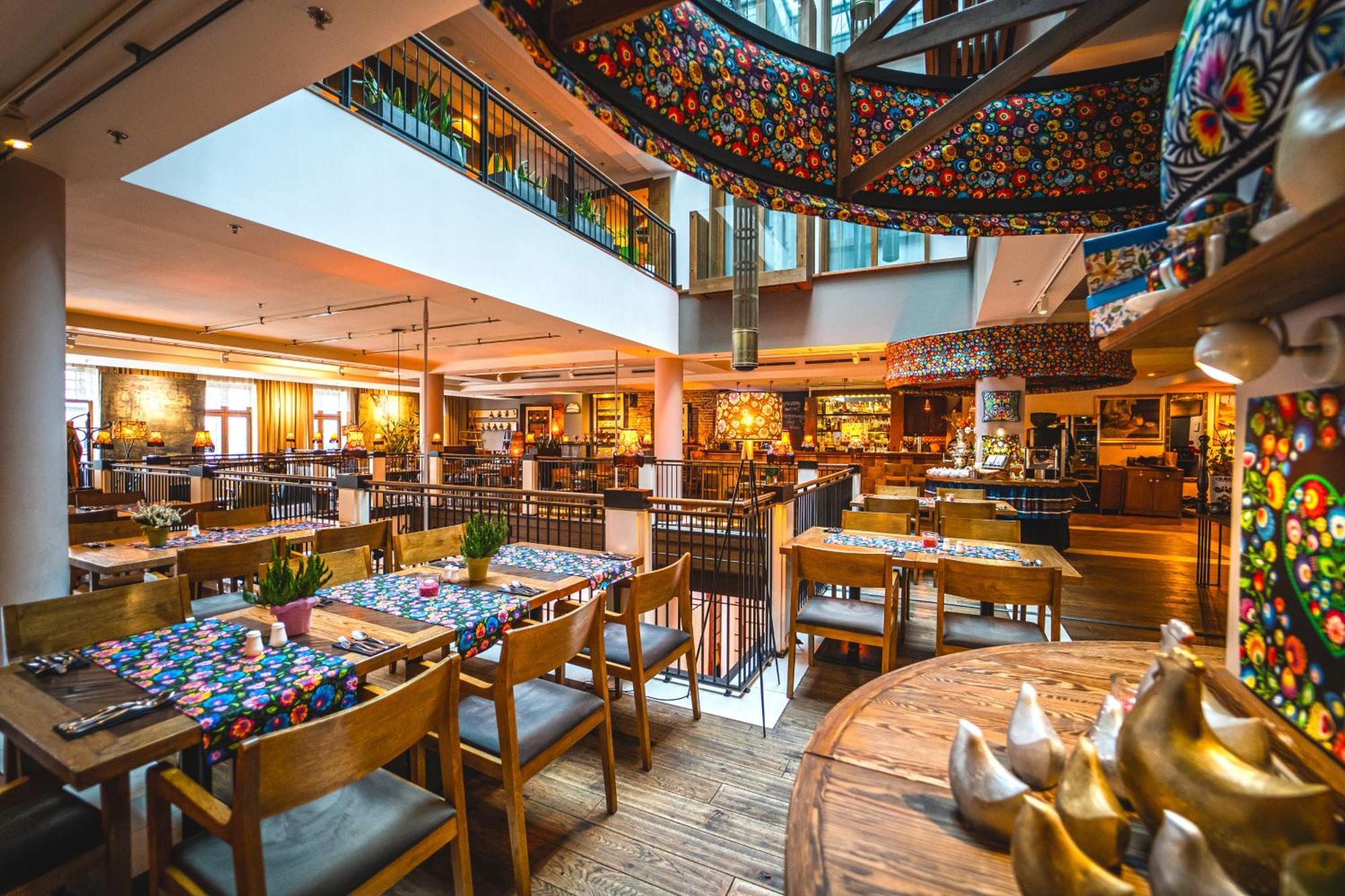 Hotel Bristol Tradition And Luxury Rzeszow Bagian luar foto The restaurant