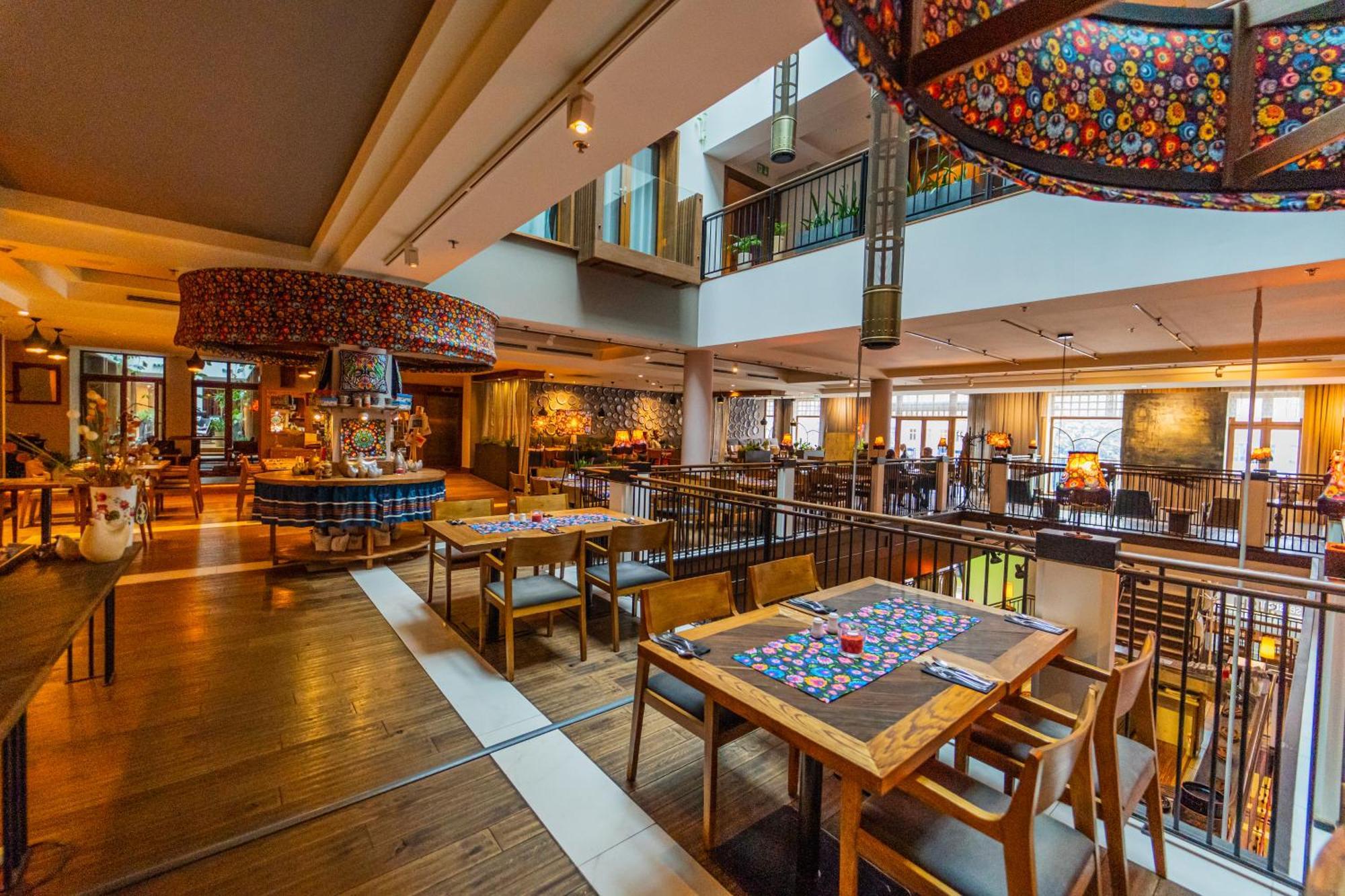 Hotel Bristol Tradition And Luxury Rzeszow Bagian luar foto The restaurant